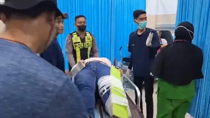 Minibus Wisatawan Rem Blong di Tikungan Tajam Pacet, 8 Orang Luka