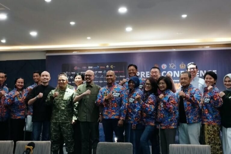Renang Lintas Selat Madura Jadi Cara Kreatif Bantu Nelayan Demak Hadapi Abrasi
