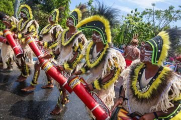 Suara Tifa Tradisional Menggema dalam Perayaan Ulang Tahun Papua Barat